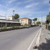 Siamo all�inizio di via Caldarola, in un tratto di strada lungo un chilometro che collega via Oberdan a via Magna Grecia. E� da qui, alla discesa del ponte Padre Pio, che decidiamo di iniziare il nostro viaggio alla scoperta della Bari pi� spettrale che ci sia